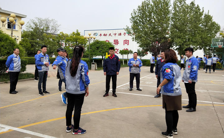 踢毽子比賽讓我們見(jiàn)識(shí)到團(tuán)結(jié)協(xié)作、堅(jiān)持不懈的運(yùn)動(dòng)精神，各隊(duì)在場(chǎng)上展開(kāi)激烈比拼，隊(duì)員們沉著應(yīng)戰(zhàn)、默契配合、快速傳遞