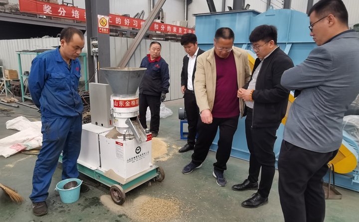 350型號(hào)秸稈顆粒機(jī)，時(shí)產(chǎn)300-600公斤